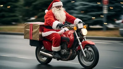 Дед мороз едет на мотоцикле с коробкой подарков в руке. | Премиум Фото