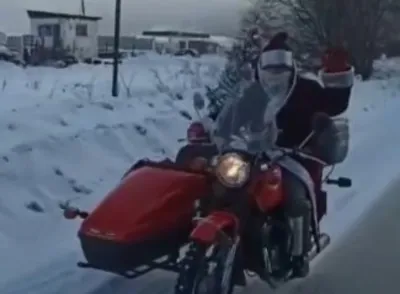 Дед Мороз на мотоцикле, поздравил детей с наступающем Новым Годом - YouTube