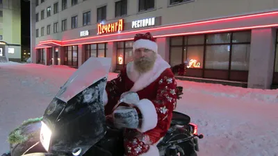 Детская футболка «Дед Мороз байкер на мотоцикле» цвет белый - дизайнер  принта Natistomi