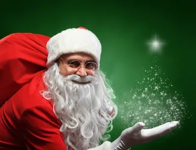 Забавный пьяный Дед Мороз показывает ОК, сидя в кресле на фоне кирпича ::  Стоковая фотография :: Pixel-Shot Studio