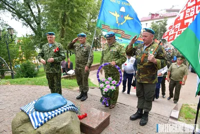 Военная символика - Ежегодно 2 августа отмечается славная дата - День  рождения Воздушно-десантных войск (День ВДВ). Воздушно-десантные войска —  «крылатая пехота», «голубые береты» — какими только эпитетами не награждали  гвардейцев-десантников, но всегда,