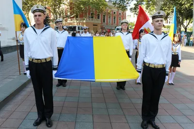 В День Государственного Флага на харьковском флагштоке заменили полотнище  (видео)
