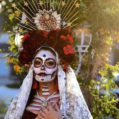 Иллюстрация мексиканского праздника dia de los muertos. день мертвых макияж  с цветочным венком | Премиум векторы