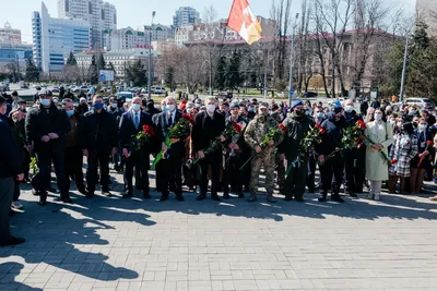 День освобождения Одессы: 10 апреля весь день горожане возлагали цветы к  стеле «Крылья Победы» (фоторепортаж)