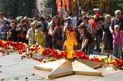 В День Победы в Краснодаре возложили венки и цветы к мемориалу «Вечный огонь»  :: 