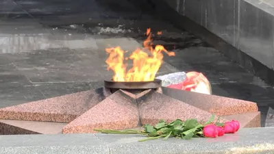 На воинском мемориале вместо вечного огня "горит" муляж
