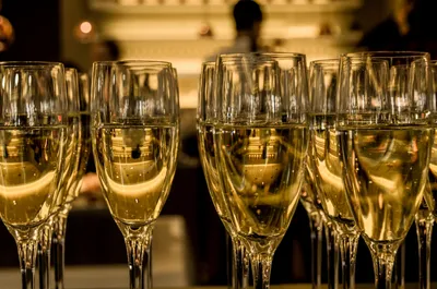 LOFT - приложение от создателей Denim on X: "Шампанское является символом  многих знаменательных событий в нашей жизни: дни рождения, новый год,  победа на каком-нибудь соревновании и другие. Кольцо, кстати, принято  обычно класть