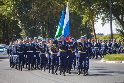 День ВДВ в необычных фото: десантниками стали красотки и младенцы