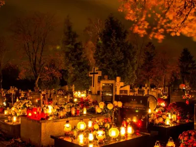 Уже завтра День всех святых: жители Польши массово поедут на кладбища и  зажгут свечи. Это официальный выходной (магазины не работают) | The Warsaw