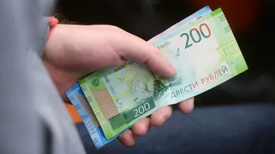 Украинские деньги в руках, изолированные на белом :: Стоковая фотография ::  Pixel-Shot Studio
