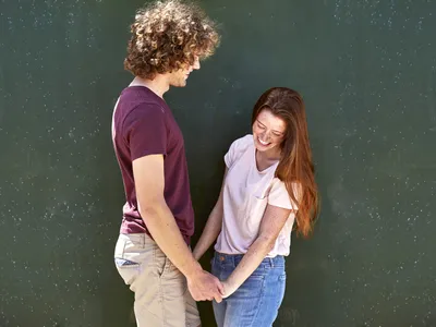 9 способов, которыми влюбленные держатся за руки, и что они означают