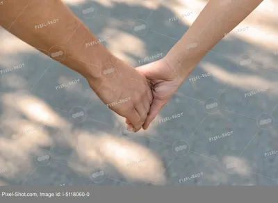 Два человека держатся за руки · Бесплатные стоковые фото