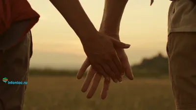 Мужчина и женщина держатся за руки на светлом фоне :: Стоковая фотография  :: Pixel-Shot Studio