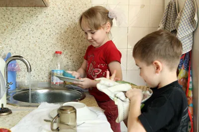 Стоит ли приобщать детей к помощи по дому — Журнал Учи.ру