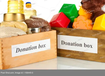 Ящик для пожертвований с едой и детские игрушки на белом фоне крупным  планом :: Стоковая фотография :: Pixel-Shot Studio