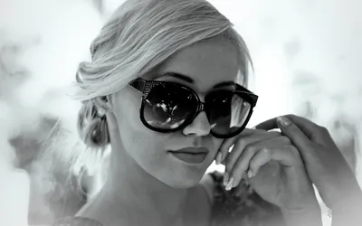 Блондинка в солнцезащитных очках (38 фото)