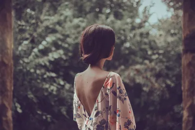 Девушка на природе со спины - фото и картинки: 39 штук