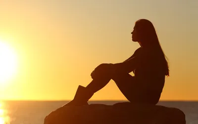 HD-фото девушки с телефоном с видом на море, закат солнца и Имеретинский  городской пляж (4256 на 2832 пикселей)