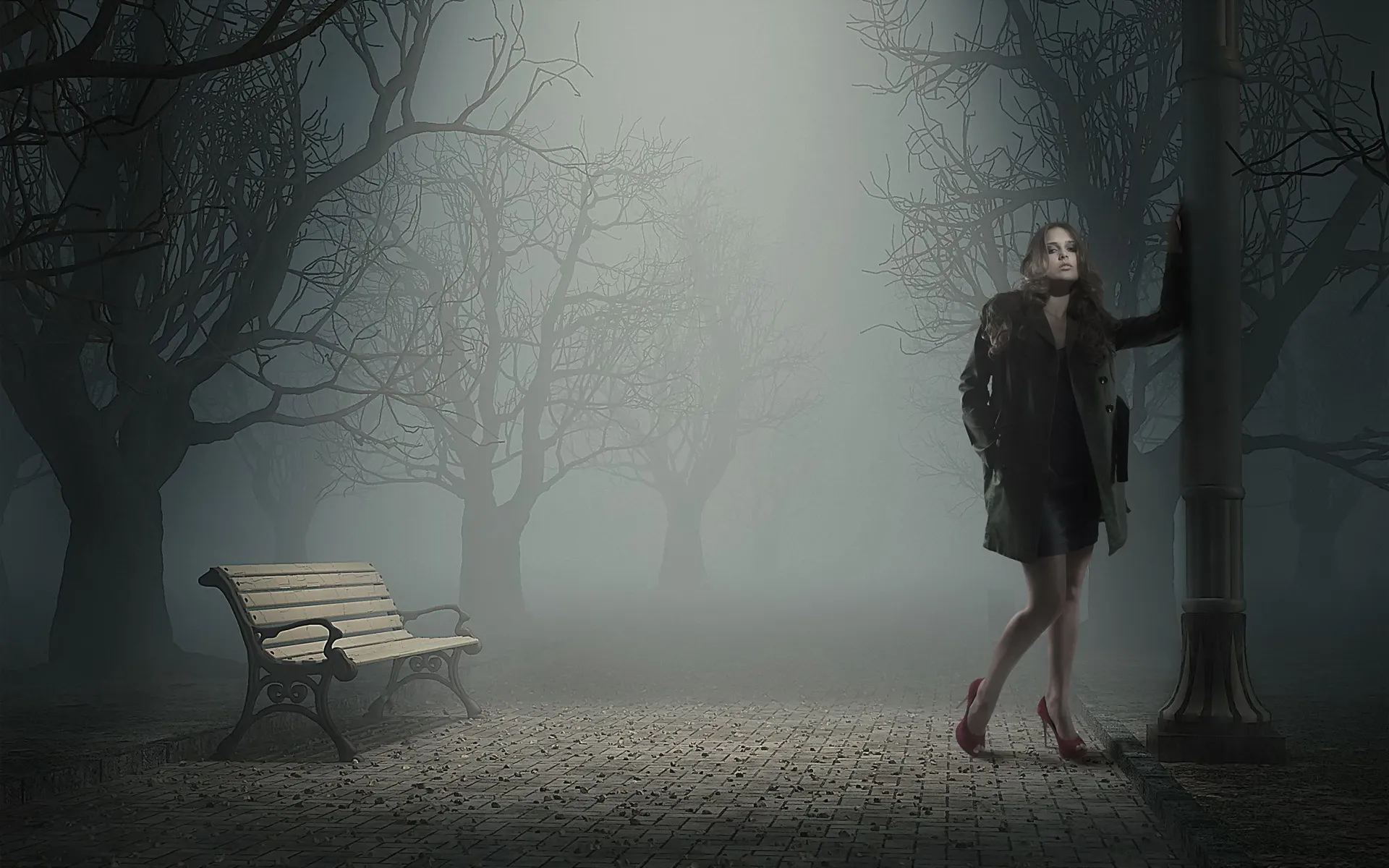 Бредет неопределенная. Одинокая девушка в лесу. Фотосессия в тумане. Мрачное одиночество. Одинокая девушка в темном лесу.