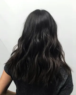 Девушка с длинными черными волосами со спины (41 фото)