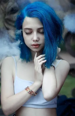 Девушка с голубыми волосами | Пикабу