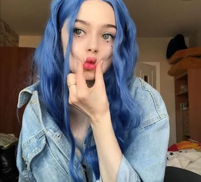 Девушка с голубыми волосами лет 25» — создано в Шедевруме