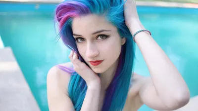 Девушка с синими волосами на фоне голубой стены Stock Photo | Adobe Stock