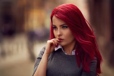 Девушка с красными волосами , природная красота | Color de pelo chulo,  Maquillaje de ojos loco, Diseños de maquillaje de ojos