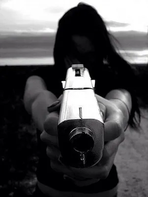 Красивая девушка с пистолетом в …» — создано в Шедевруме