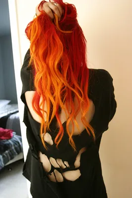 Девушка с рыжими волосами, вид со …» — создано в Шедевруме