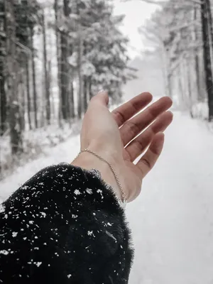 Девушка в теплой зимней одежде спиной к зрителю в заснеженном парке |  Премиум Фото