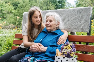 Бабушка с внучкой на фоне природы девочка-подросток обнимает бабушку на  улице счастлива | Премиум Фото