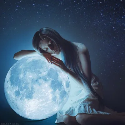 Силуэт девушки на фоне луны | Премиум Фото