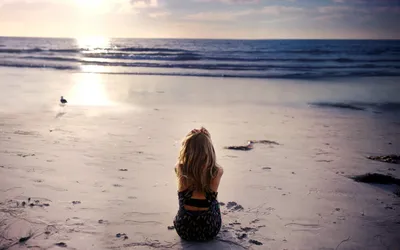 Красивая девушка блондинка в белом бикини стоять на пляже. вид сзади |  Премиум Фото
