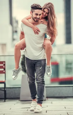 Парень держит девушку на руках. | Премиум Фото