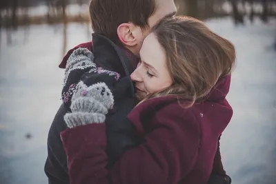 Не скажет словами: 9 типов мужских объятий (и что они значат на самом деле)  | MARIECLAIRE