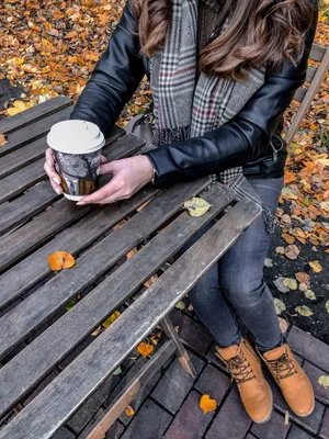 Женщина Осень С Кофе Кубок. Блондинка И Желтые Листья Стоковые Фотографии |  FreeImages