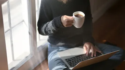 Молодая женщина пьет горячий кофе в постели, крупным планом :: Стоковая  фотография :: Pixel-Shot Studio