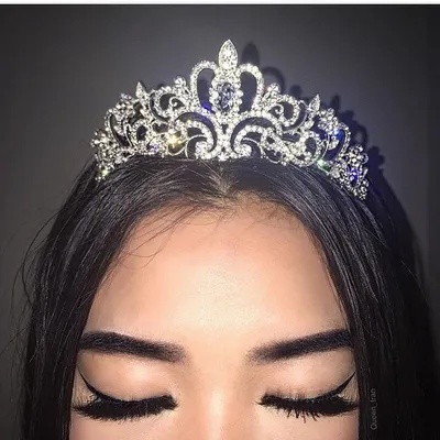 Девушка с короной на голове #30