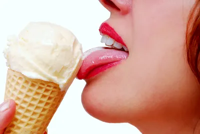 Красивая молодая женщина с мороженым десерт на светлом фоне :: Стоковая  фотография :: Pixel-Shot Studio
