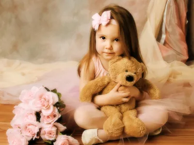 Обои Маленькая девочка с плюшевым мишкой 1920x1200 HD Изображение