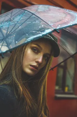 Девушка под зонтом в дождь - фото и картинки 