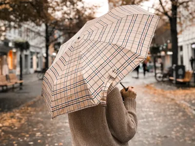 Картинки женщина дождь зонт (63 фото) » Картинки и статусы про окружающий  мир вокруг