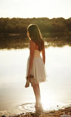 Девушка спиной стоит возле озера — Фотографии для аватара | Портрет,  Картинки поз, Выпускные фото нарядов
