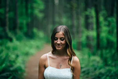 Милая девушка в осеннем лесу, одиночество и тоска | Премиум Фото