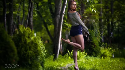 Девушка стоит в осеннем лесу, …» — создано в Шедевруме