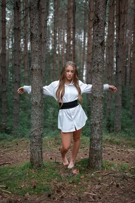 Фото тега девушка в лесу. 