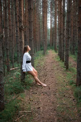Девушка в лесу картинки
