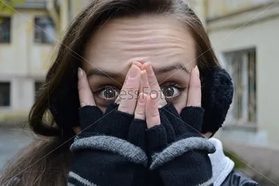 Грустная женщина закрыла лицо руками | Премиум Фото