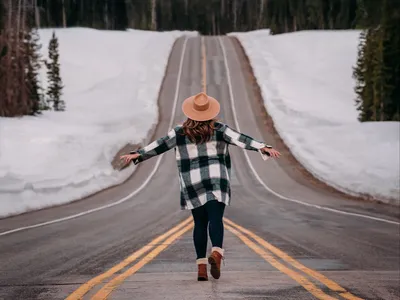 Девушка ловит снежинки | Зимняя семейная фотография, Мода, Фотография  девушки